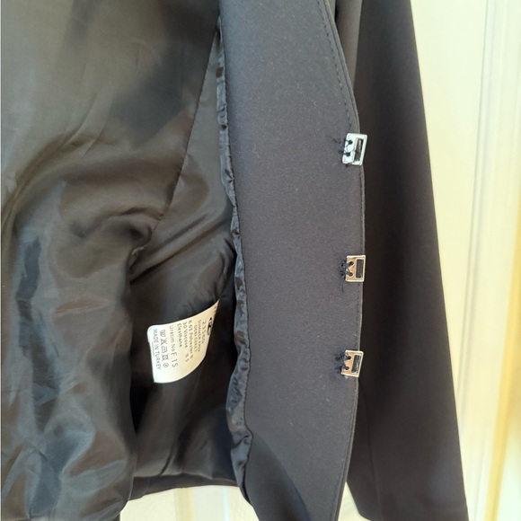 Fervente Elegant Black Blazer with Leather Details - Picture 6 of 9